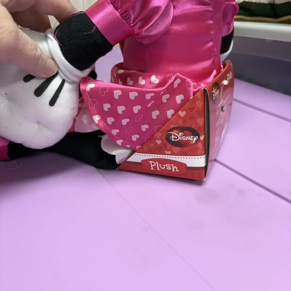 Disney Minnie Mouse Valentine plush pink dress bow Red heart New in box kid toy